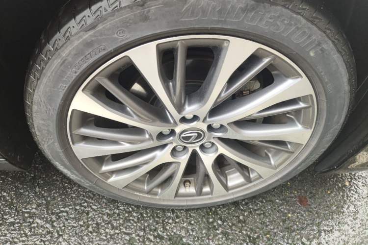 Used Lexus ES 2020 300h Deluxe Edition Right Front Wheel Hub