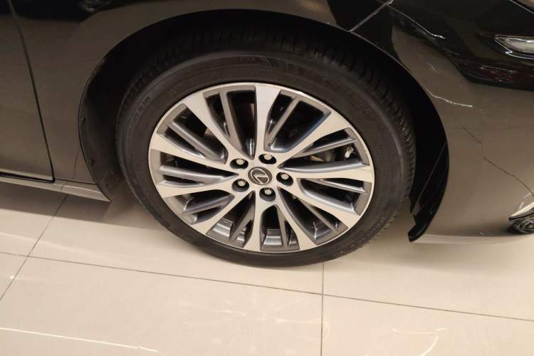 Used Lexus ES 2020 300h Premium Edition Right Front Wheel Hub