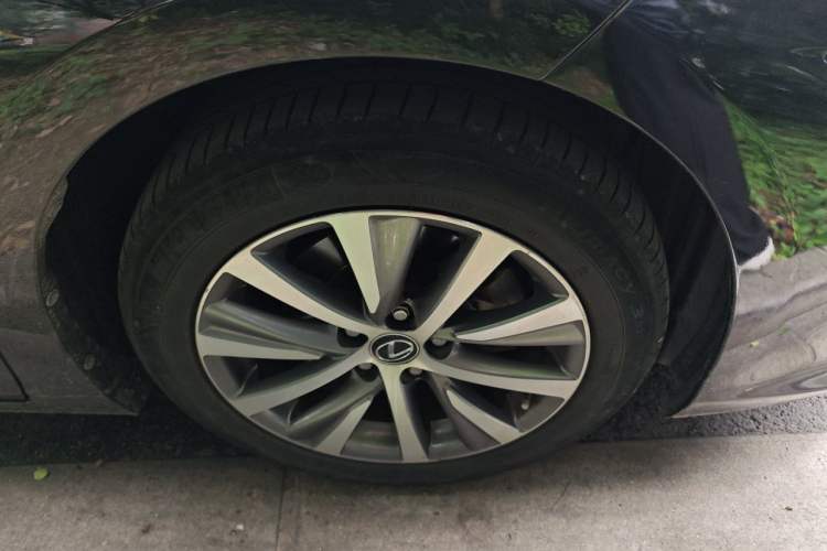 Used Lexus ES 2020 300h Premier Edition Right Front Wheel Hub