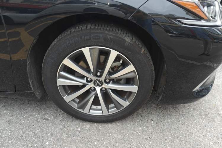 Used Lexus ES 2020 260 Excellence Edition Right Front Wheel Hub