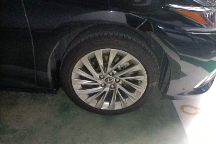 Used Lexus ES 2020 300h Executive Edition Right Front Wheel Hub