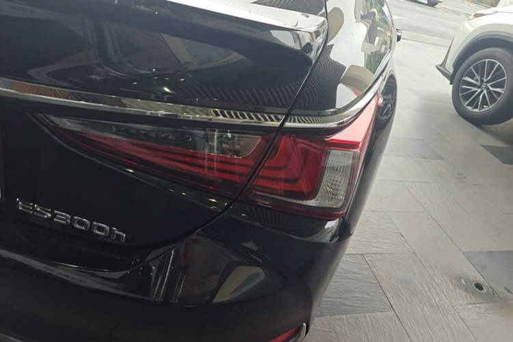Used Lexus ES 2020 300h Premier Edition Right Rear Taillight