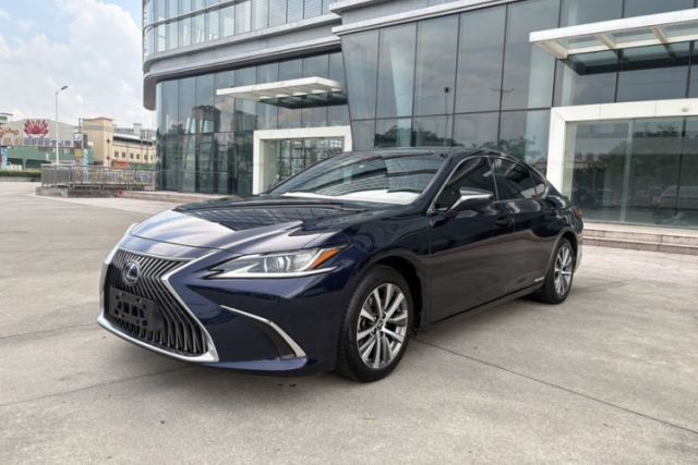 Ojetý Lexus ES 2020 300h Premier Edition