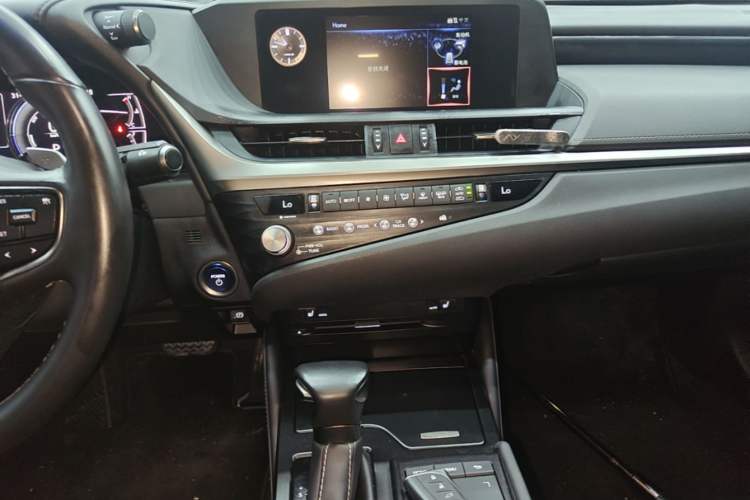 Used Lexus ES 2020 300h Premier Edition Audio And AC Panel
