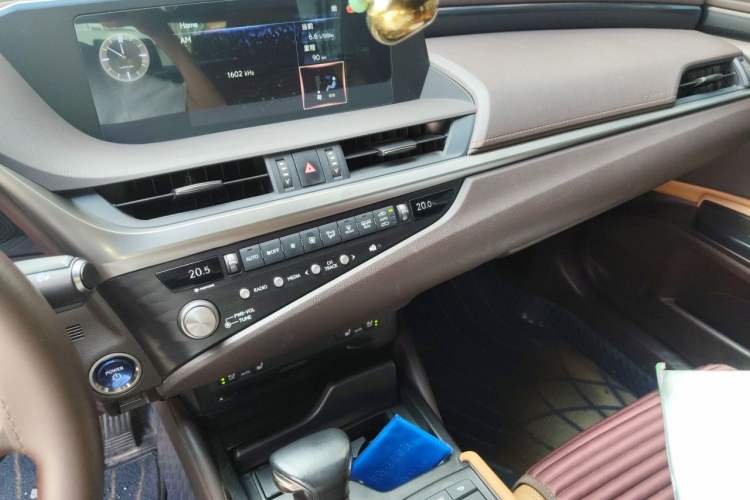 Used Lexus ES 2020 300h Deluxe Edition Audio And AC Panel