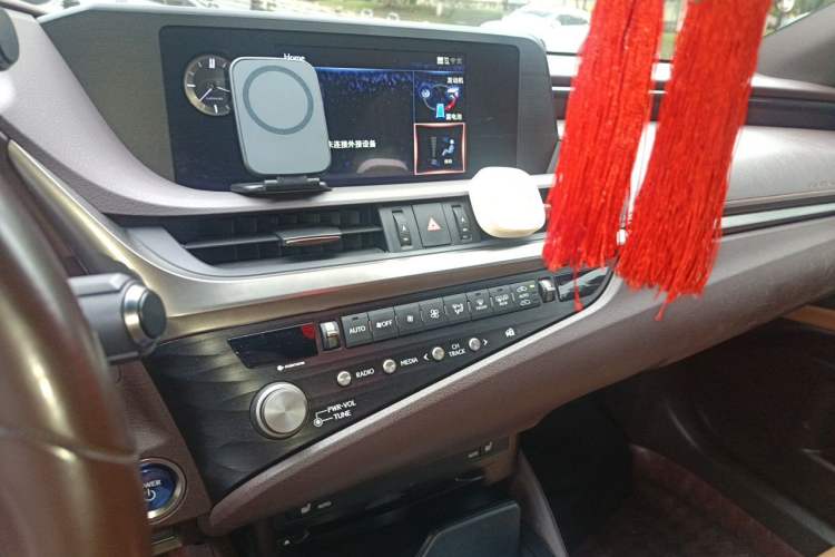 Used Lexus ES 2020 300h Premier Edition Audio And AC Panel