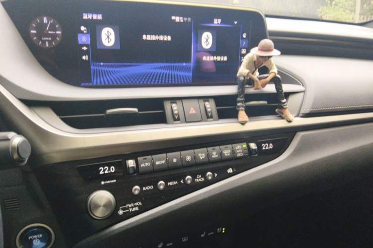 Used Lexus ES 2020 300h Executive Edition Audio And AC Panel