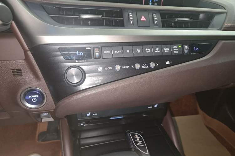 Used Lexus ES 2020 300h Premier Edition Audio And AC Panel