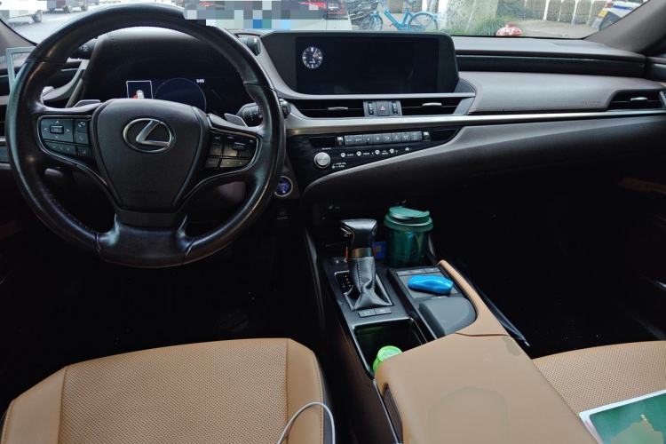 Used Lexus ES 2020 300h Premier Edition Center Console