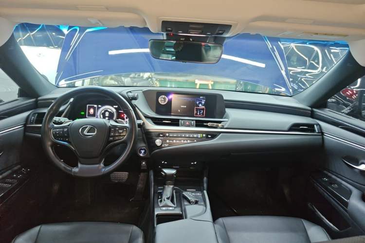 Used Lexus ES 2020 300h Premier Edition Center Console
