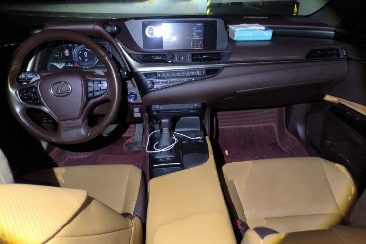 Used Lexus ES 2020 300h Premier Edition Center Console