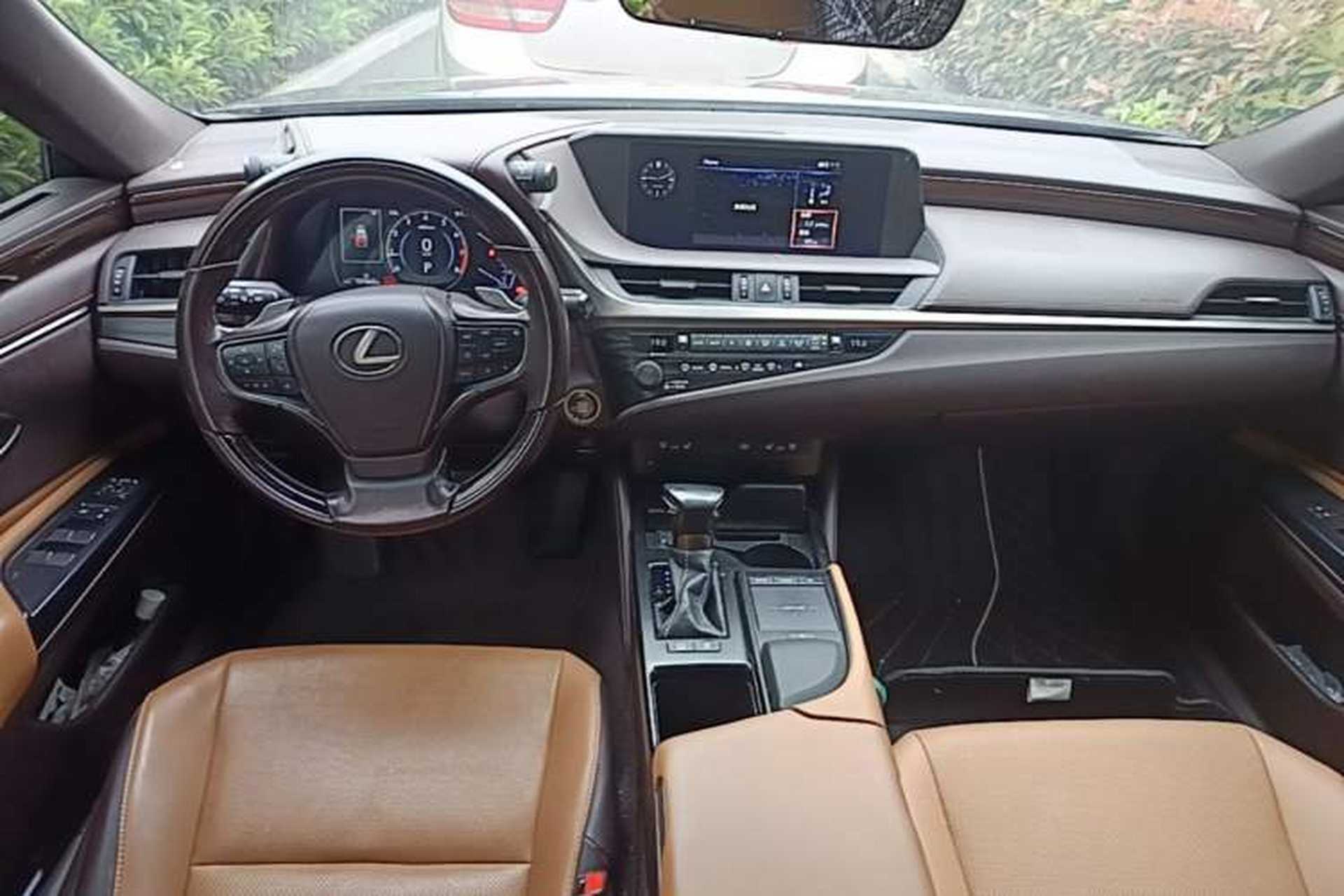Used Lexus ES 2020 200 Luxury Edition Center Console