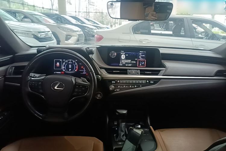 Used Lexus ES 2020 200 Excellence Edition Center Console