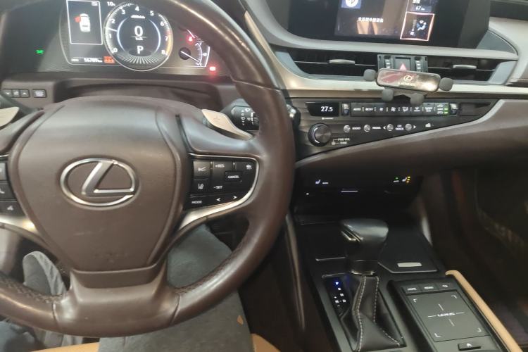 Used Lexus ES 2020 200 Excellence Edition Center Console