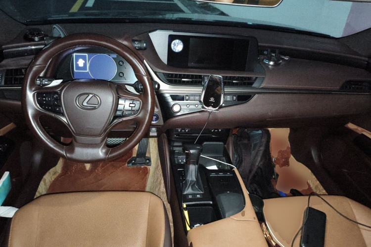 Used Lexus ES 2020 300h Premier Edition Center Console