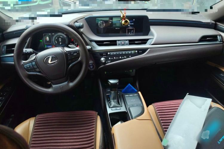 Used Lexus ES 2020 300h Deluxe Edition Center Console