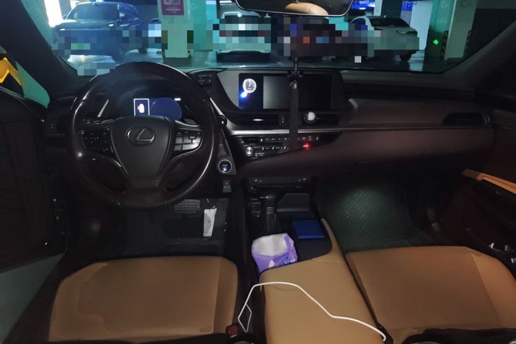 Used Lexus ES 2020 300h Premier Edition Center Console