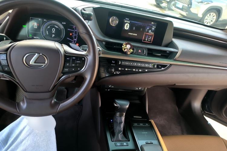 Used Lexus ES 2020 300h Premier Edition Center Console
