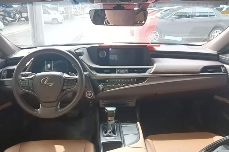 Used Lexus ES 2020 300h Premier Edition Center Console