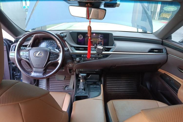 Used Lexus ES 2020 200 Excellence Edition Center Console
