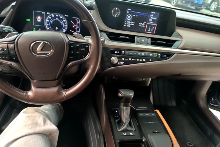 Used Lexus ES 2020 300h Premier Edition Center Console