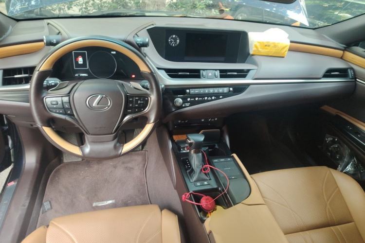 Used Lexus ES 2020 300h Deluxe Edition Center Console