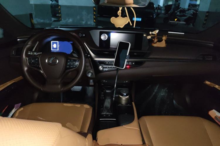 Used Lexus ES 2020 200 Excellence Edition Center Console