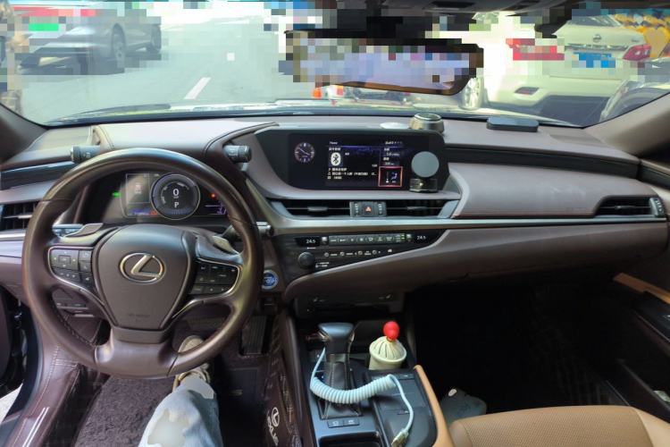 Used Lexus ES 2020 300h Premier Edition Center Console