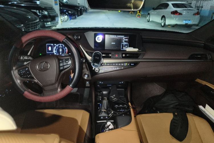 Used Lexus ES 2020 200 Excellence Edition Center Console