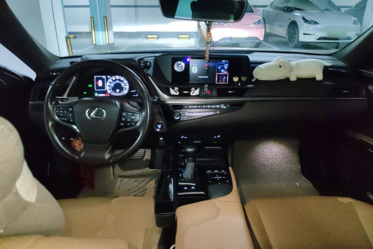 Used Lexus ES 2020 300h Premier Edition Center Console