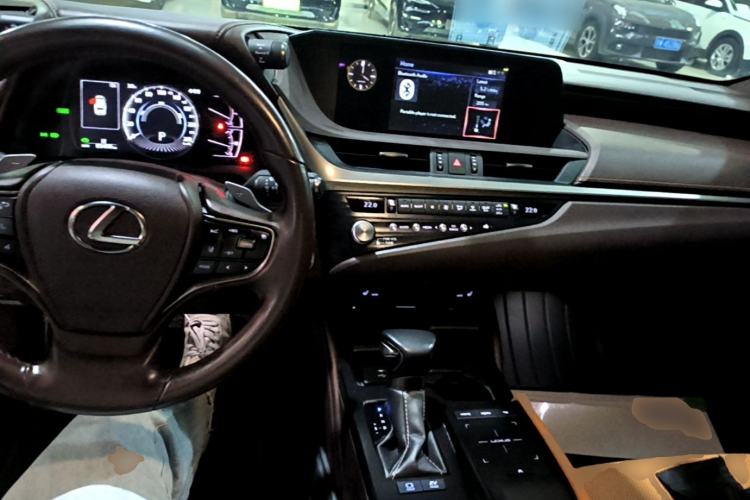 Used Lexus ES 2020 300h Premier Edition Center Console