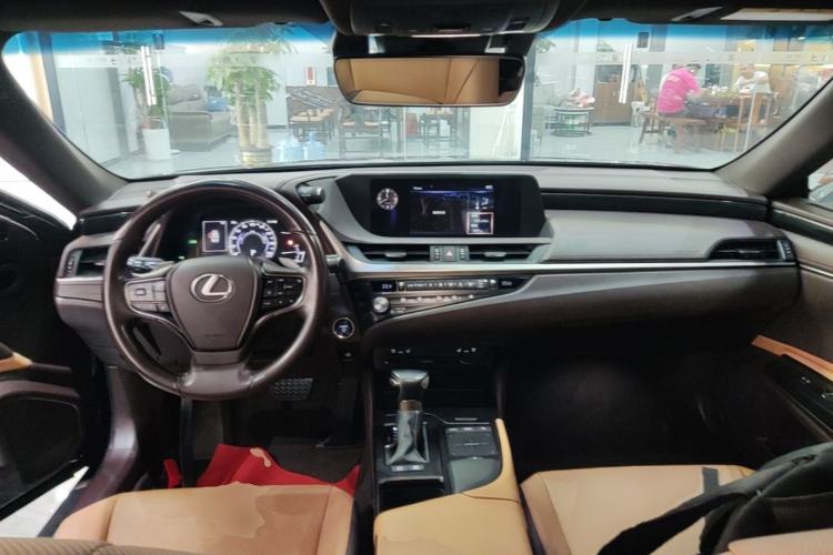 Used Lexus ES 2020 300h Deluxe Edition Center Console