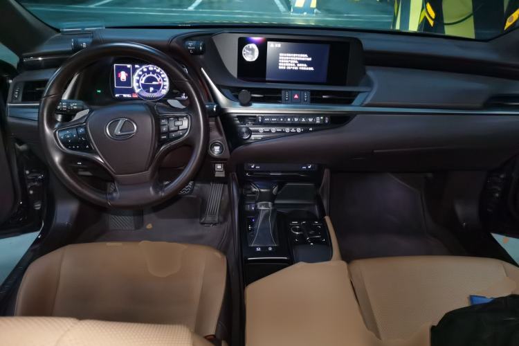Used Lexus ES 2020 200 Excellence Edition Center Console