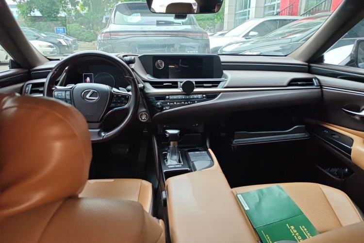 Used Lexus ES 2020 200 Excellence Edition Center Console