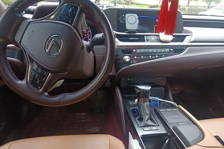 Used Lexus ES 2020 300h Premier Edition Center Console