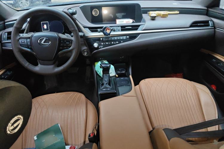 Used Lexus ES 2020 200 Excellence Edition Center Console