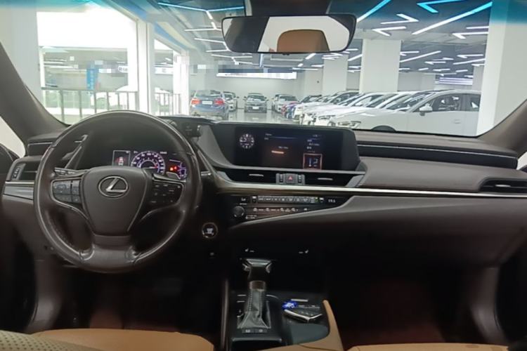 Used Lexus ES 2020 200 Excellence Edition Center Console