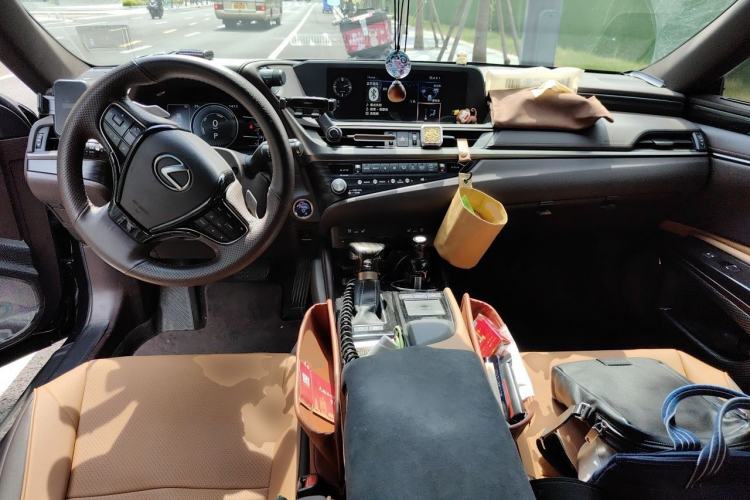Used Lexus ES 2020 300h Deluxe Edition Center Console