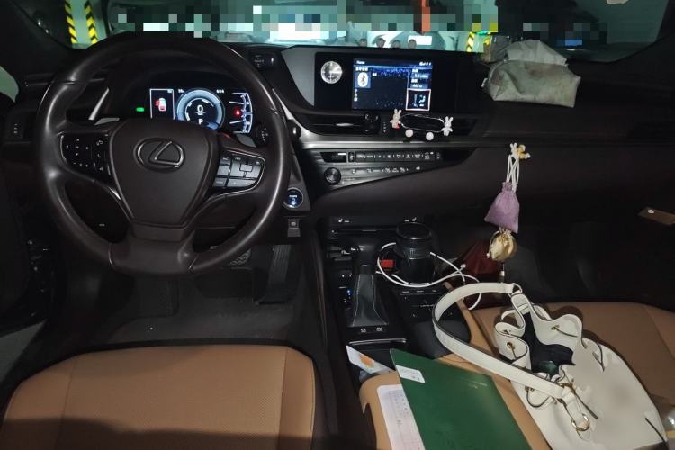 Used Lexus ES 2020 300h Premier Edition Center Console