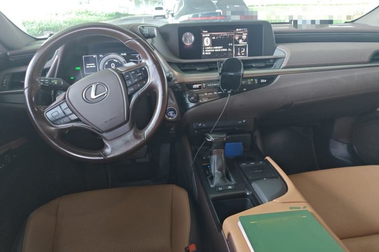 Used Lexus ES 2020 300h Premier Edition Center Console