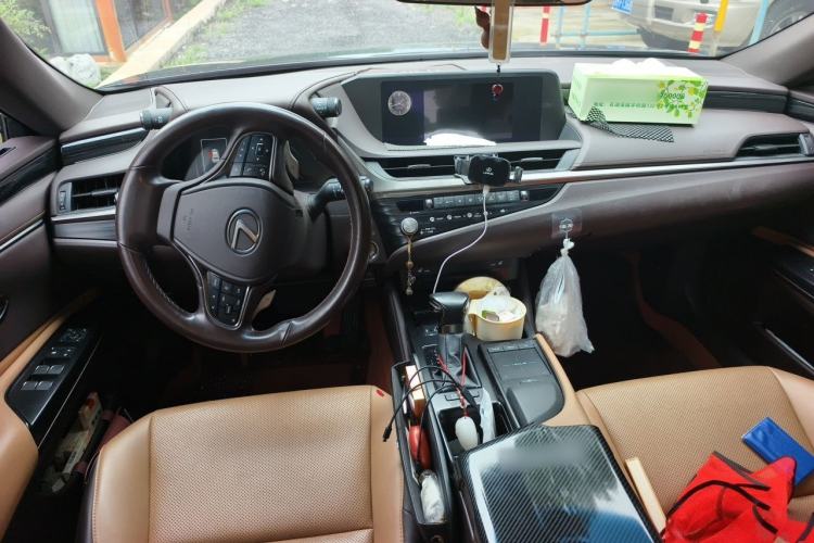 Used Lexus ES 2020 260 Excellence Edition Center Console