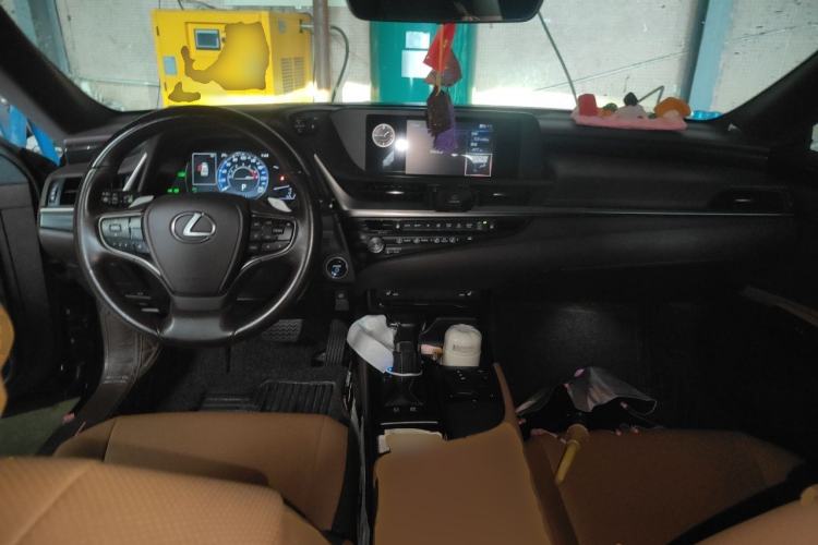 Used Lexus ES 2020 300h Premier Edition Center Console