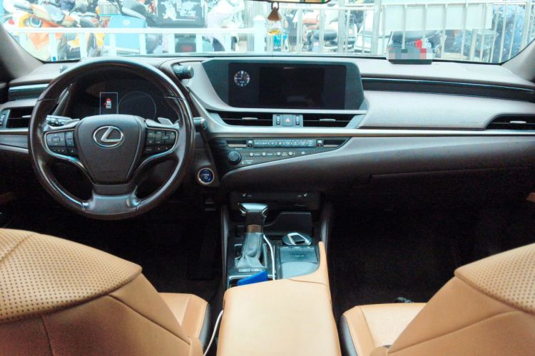 Used Lexus ES 2020 300h Premier Edition Center Console