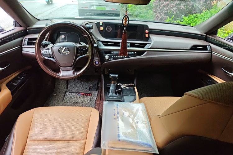 Used Lexus ES 2020 300h Premier Edition Center Console