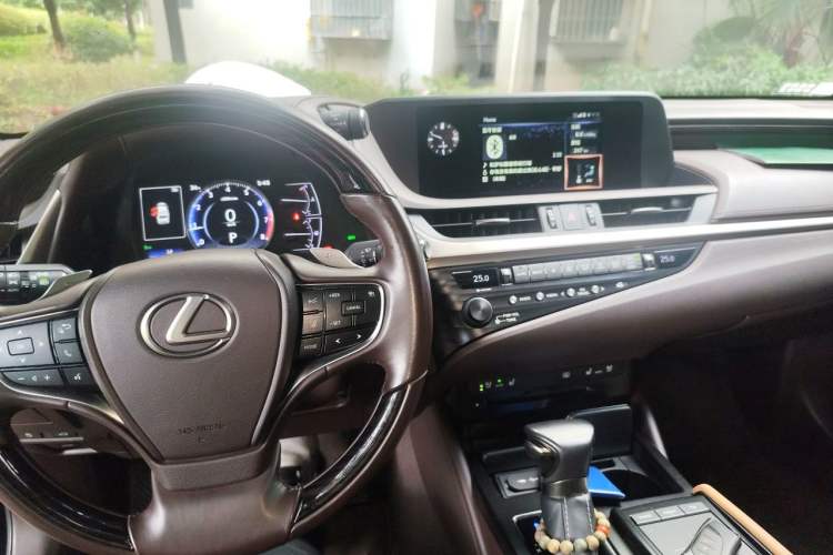 Used Lexus ES 2020 200 Luxury Edition Center Console