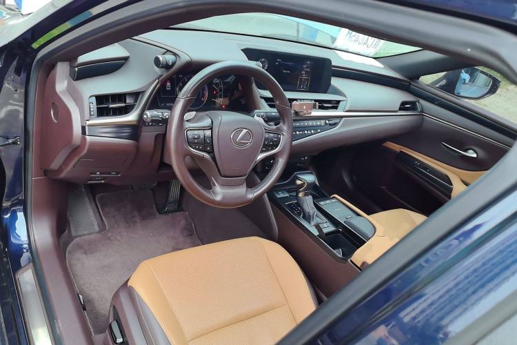 Used Lexus ES 2020 200 Excellence Edition Center Console