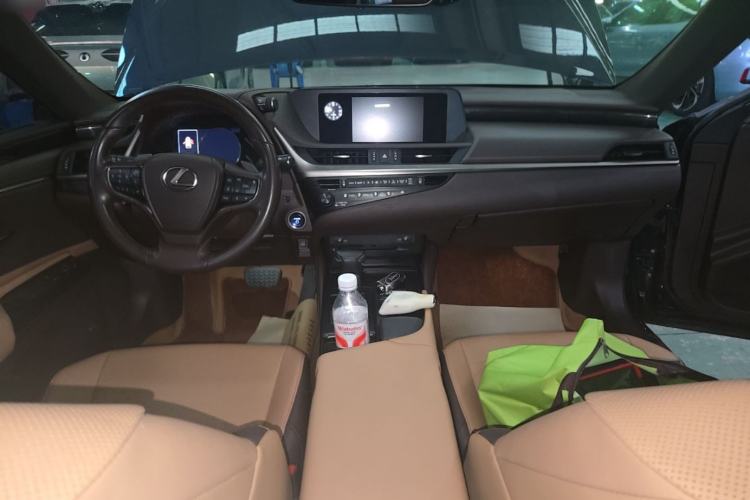 Used Lexus ES 2020 300h Premier Edition Center Console