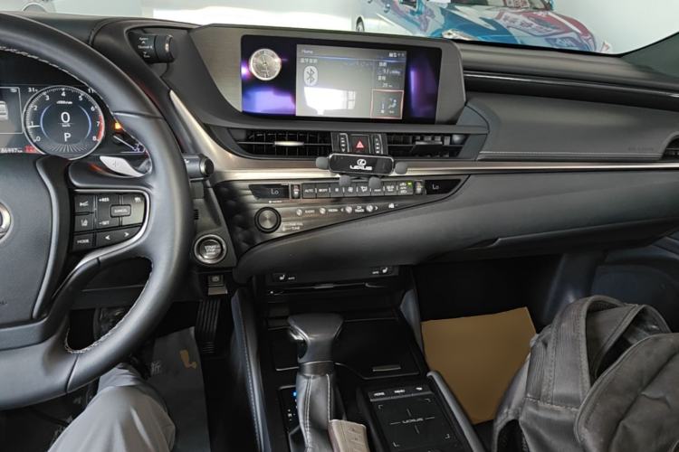 Used Lexus ES 2020 200 Excellence Edition Center Console
