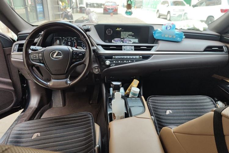 Used Lexus ES 2020 200 Excellence Edition Center Console