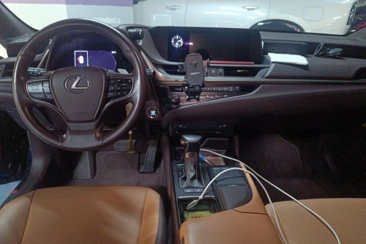 Used Lexus ES 2020 200 Excellence Edition Center Console
